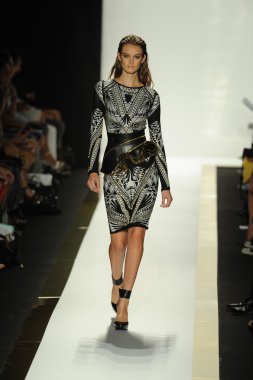 max azria moda tarafından herve leger adlı modeli göster