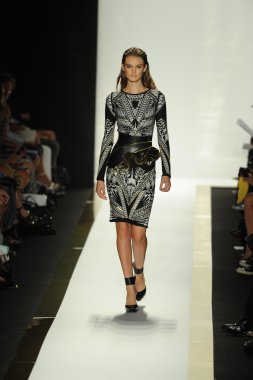 max azria moda tarafından herve leger adlı modeli göster