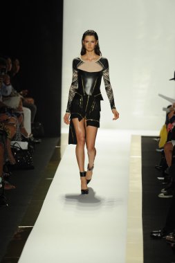 max azria moda tarafından herve leger adlı modeli göster