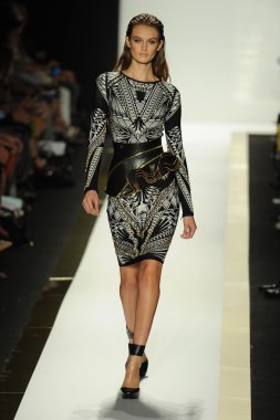 max azria moda tarafından herve leger adlı modeli göster