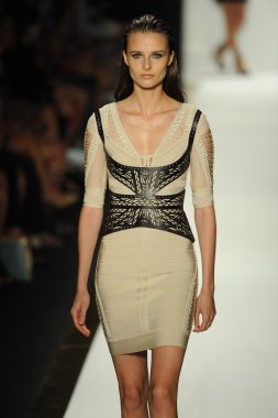 max azria moda tarafından herve leger adlı modeli göster