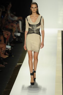 max azria moda tarafından herve leger adlı modeli göster
