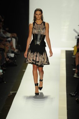 max azria moda tarafından herve leger adlı modeli göster