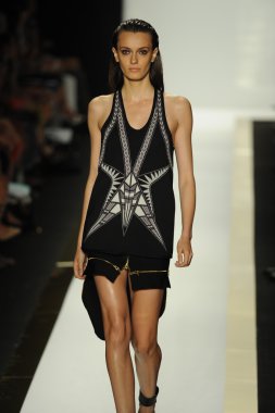 max azria moda tarafından herve leger adlı modeli göster