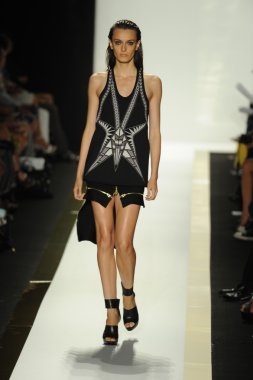 max azria moda tarafından herve leger adlı modeli göster