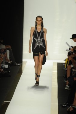 max azria moda tarafından herve leger adlı modeli göster