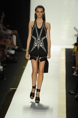 max azria moda tarafından herve leger adlı modeli göster