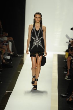 max azria moda tarafından herve leger adlı modeli göster