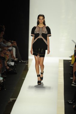 max azria moda tarafından herve leger adlı modeli göster