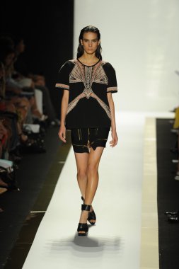 max azria moda tarafından herve leger adlı modeli göster