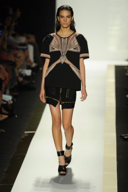 max azria moda tarafından herve leger adlı modeli göster