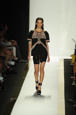 max azria moda tarafından herve leger adlı modeli göster
