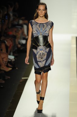 max azria moda tarafından herve leger adlı modeli göster