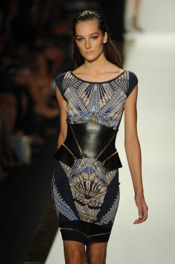 max azria moda tarafından herve leger adlı modeli göster