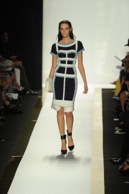 max azria moda tarafından herve leger adlı modeli göster