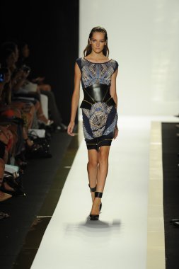 max azria moda tarafından herve leger adlı modeli göster
