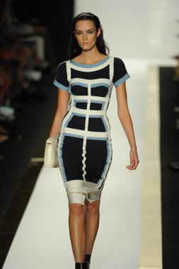 max azria moda tarafından herve leger adlı modeli göster