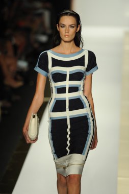max azria moda tarafından herve leger adlı modeli göster