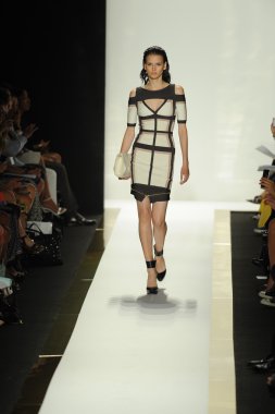 max azria moda tarafından herve leger adlı modeli göster