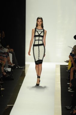 max azria moda tarafından herve leger adlı modeli göster