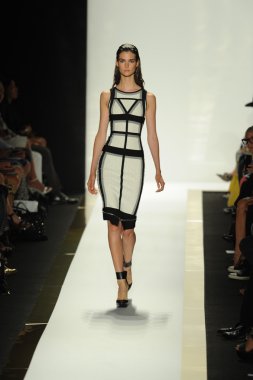 max azria moda tarafından herve leger adlı modeli göster