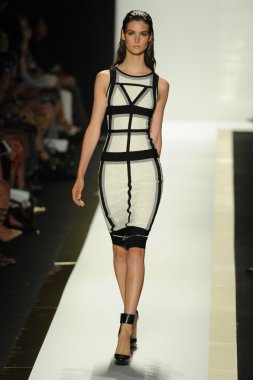 max azria moda tarafından herve leger adlı modeli göster