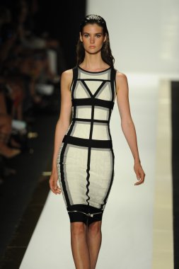 max azria moda tarafından herve leger adlı modeli göster