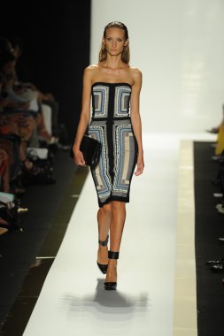 max azria moda tarafından herve leger adlı modeli göster