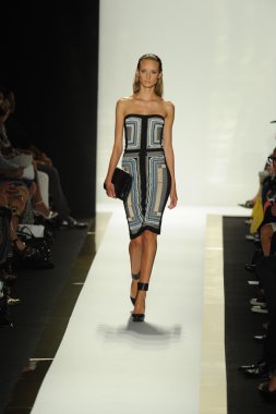 max azria moda tarafından herve leger adlı modeli göster