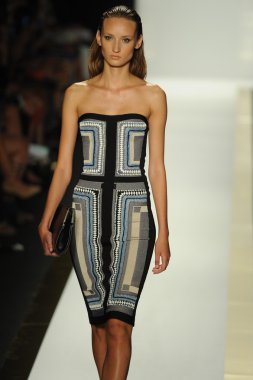 max azria moda tarafından herve leger adlı modeli göster