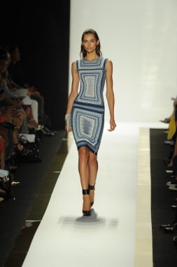 max azria moda tarafından herve leger adlı modeli göster