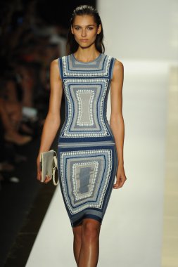 max azria moda tarafından herve leger adlı modeli göster