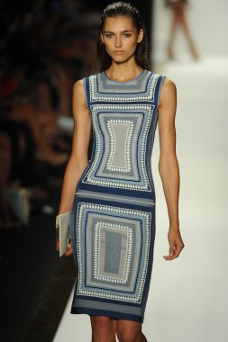 max azria moda tarafından herve leger adlı modeli göster