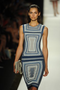 max azria moda tarafından herve leger adlı modeli göster