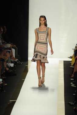 max azria moda tarafından herve leger adlı modeli göster