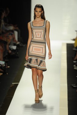 max azria moda tarafından herve leger adlı modeli göster