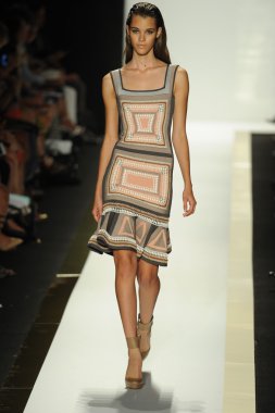 max azria moda tarafından herve leger adlı modeli göster