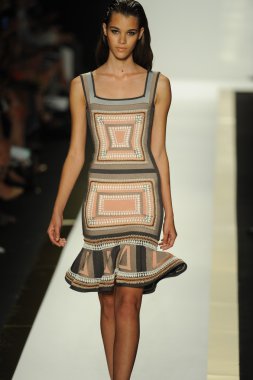 max azria moda tarafından herve leger adlı modeli göster
