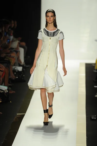 Modelo en Herve Leger por Max Azria desfile de moda — Foto de Stock