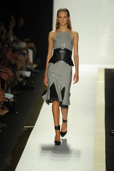 Modelo no Herve Leger por Max Azria desfile de moda — Fotografia de Stock