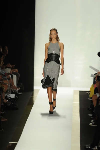 Modelo no Herve Leger por Max Azria desfile de moda — Fotografia de Stock