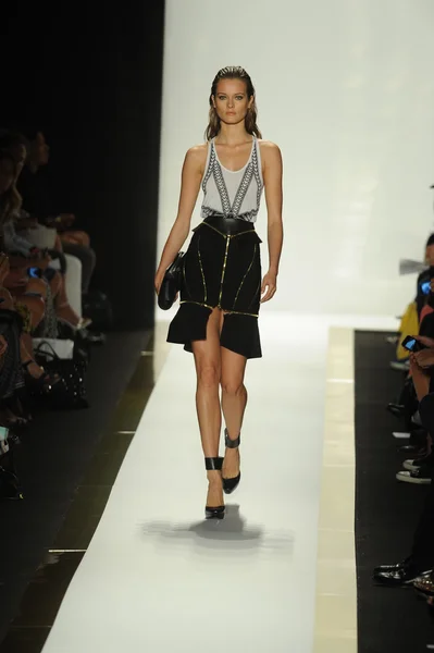 Model bei herve leger by max azria modenschau — Stockfoto