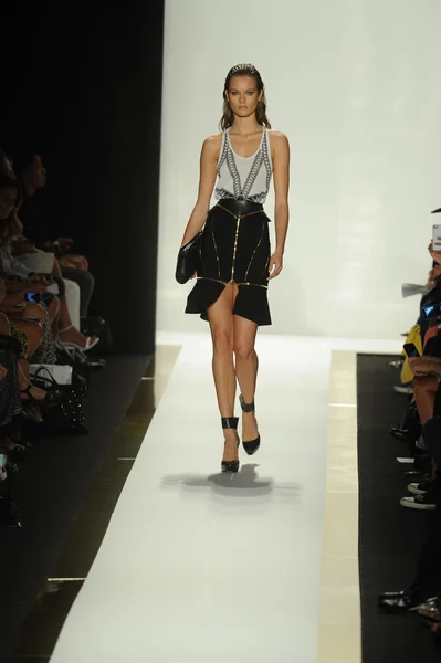 Modelo no Herve Leger por Max Azria desfile de moda — Fotografia de Stock