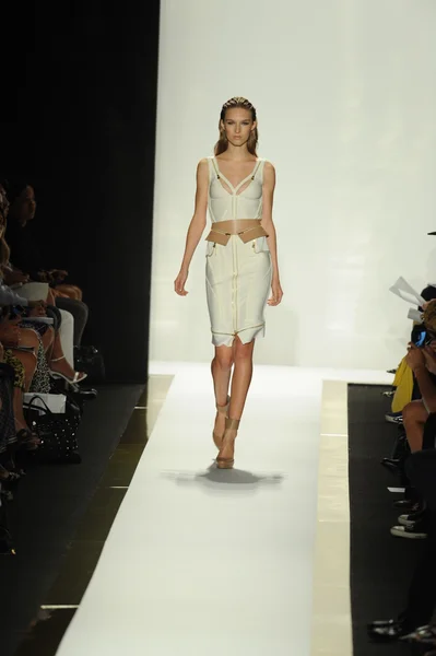 Model bei herve leger by max azria modenschau — Stockfoto