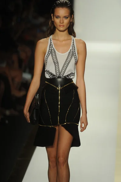 Modelo no Herve Leger por Max Azria desfile de moda — Fotografia de Stock