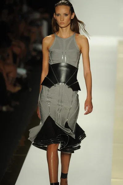 エルベレジェ最大アズリア ファッションでモデルを表示します。 — ストック写真