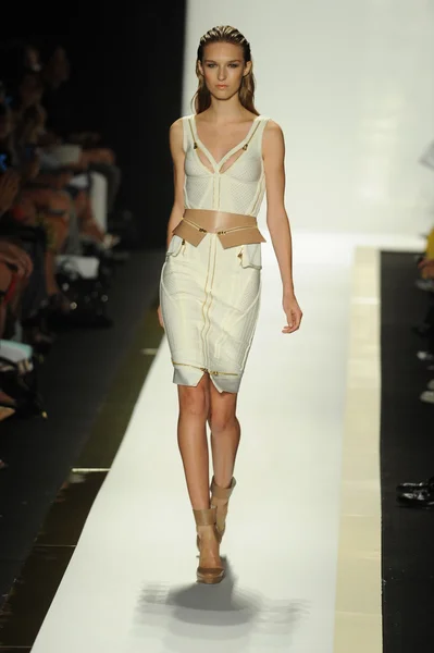 Modell: Herve Leger által Max Azria divatbemutató — Stock Fotó