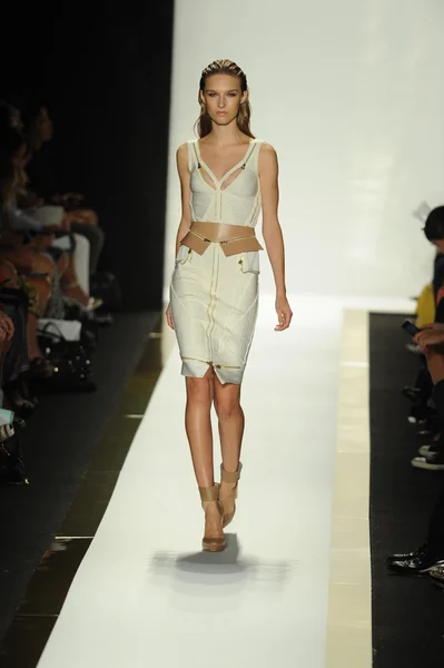 Model bei herve leger by max azria modenschau — Stockfoto