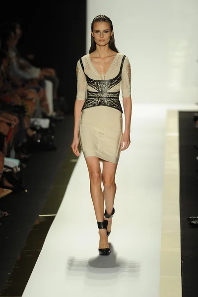 Model bei herve leger by max azria modenschau — Stockfoto