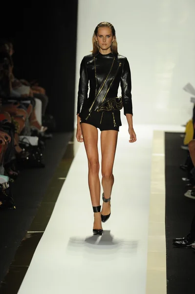 Modelo no Herve Leger por Max Azria desfile de moda — Fotografia de Stock